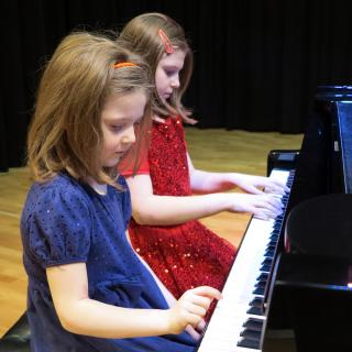 Adventní klavírní koncert - žáci z třídy paní učitelky Aliny Kozlovské